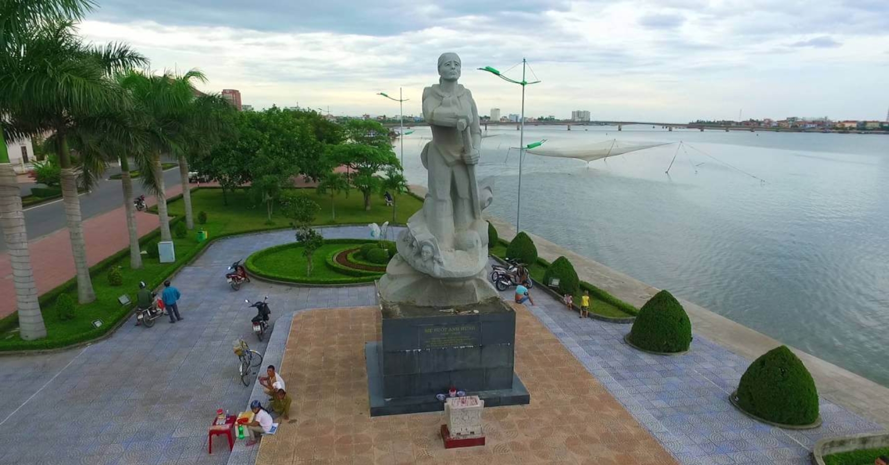 Tượng Đài Mẹ Suốt Quảng Bình
